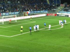 Buzzegoli sta per calciare il rigore dell'1-1 definitivo